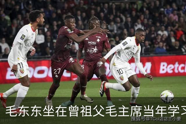 毛东东坐在曾祖父毛主席当年学习的课桌前，相貌神态酷似曾祖父